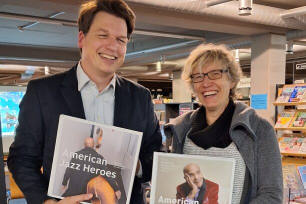 Fotograf und Autor Arne Reimer und Leiterin der Stadtbücherei Barbara Hoevels mit den Foto-Bildbänden „American Jazz Heroes“