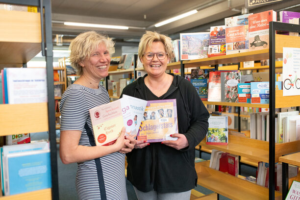 Barbara Hoevels und Sabine Wingen präsentieren neue Medien vom SingLisel-Verlag in der Stadtbücherei Hürth